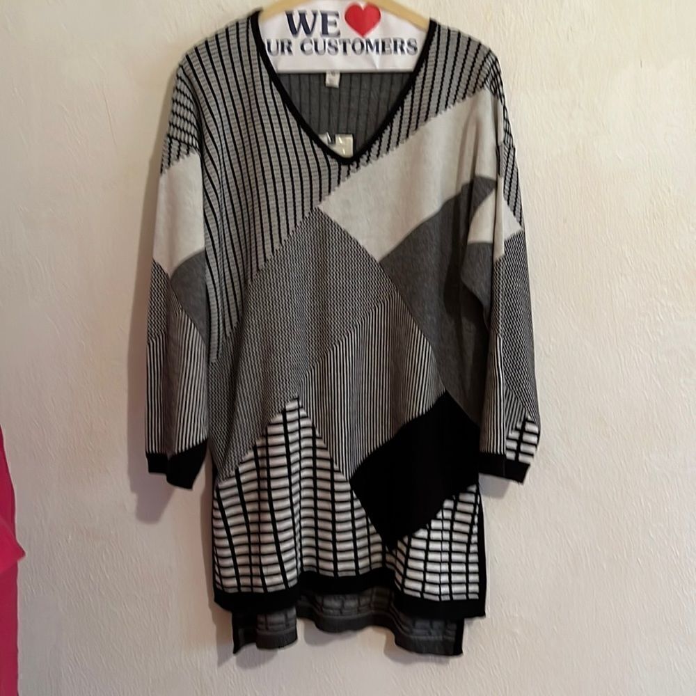 Dana Buchman Black and White Geo Vision Print Raglan Sleeve V Neck Sweater M